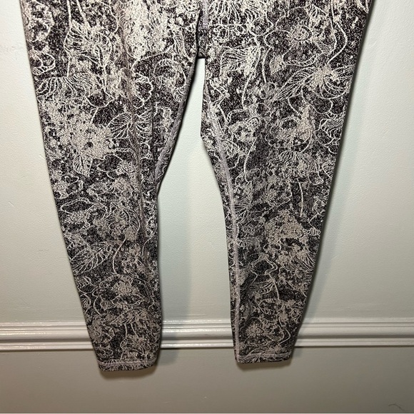 Athleta Elation Graffiti 7/8 Tight Black & White Floral Leggings Size Medium - Picture 3 of 8